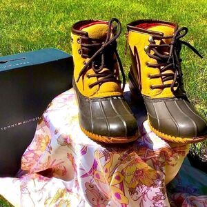 TOMMY HILFIGER ROAN LACE UP DUCK BOOTS 9 NEW